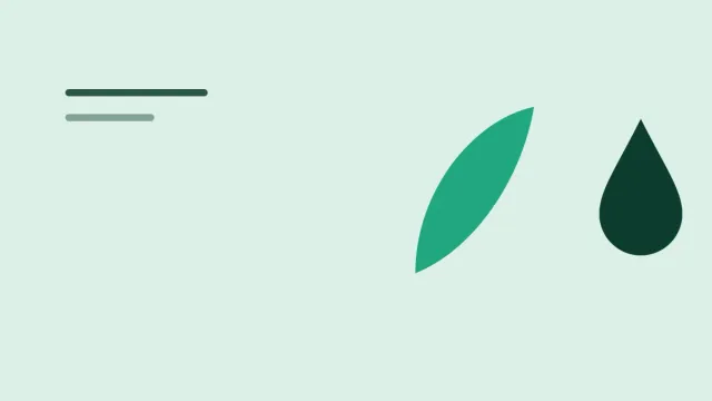 Folhas de chá verde soltas ao lado de xícara de porcelana branca com infusão clara sobre bandeja de madeira.