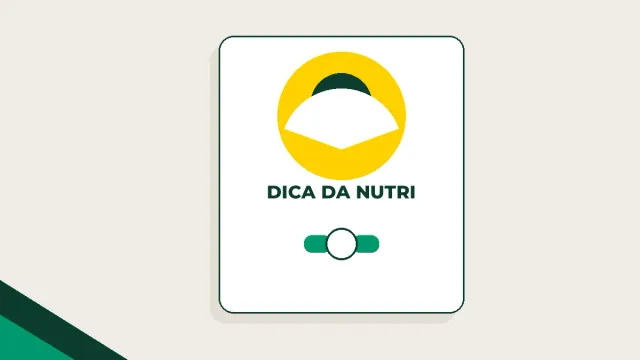 Ilustração de um selo circular com silhueta estilizada de nutricionista e um símbolo de articulação, em verde profundo sobre fundo areia.